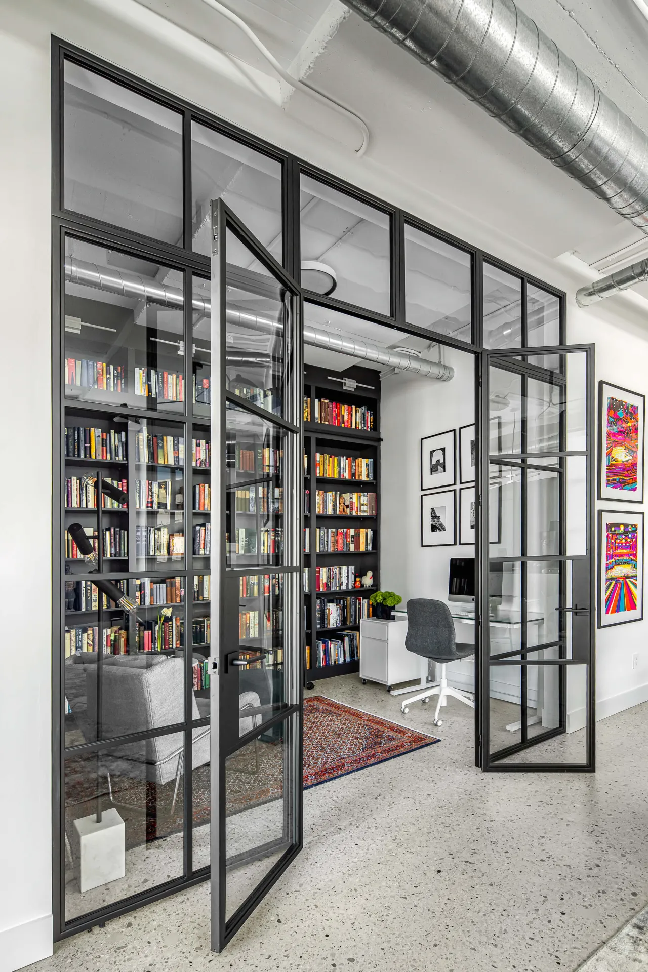 Combined home office and library space with desk and shelving